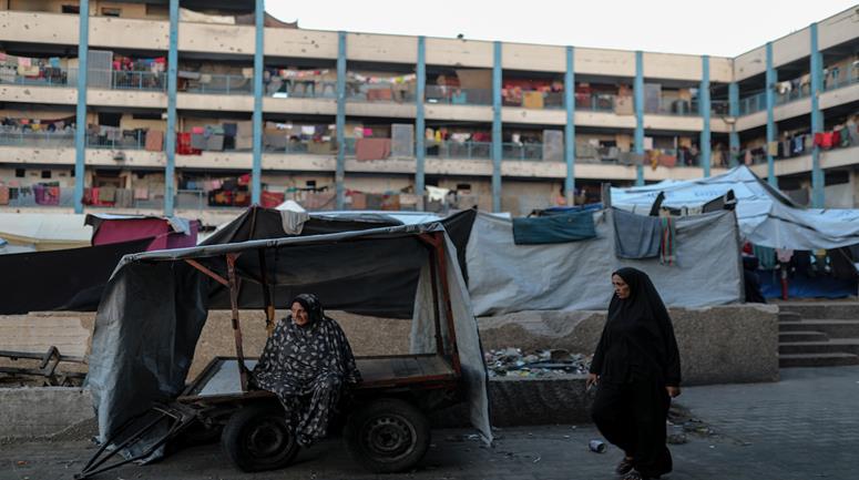 نازحون يواصلون حياتهم اليومية في إحدى مدارس الأونروا في مدينة غزة