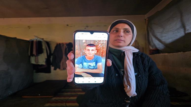 عائلة الفتى المفقود هيثم المصري، التي تعيش في مدرسة تأوي نازحين في خان يونس، تترقب مصير ابنها المجهول بعد اختفائه في 10 فبراير 2024، عقب هجوم إسرائيلي على مخيم شابورا في رفح.