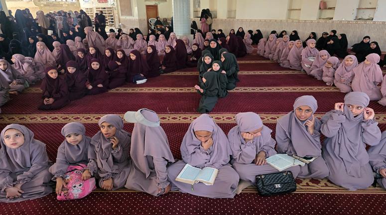 عشرات الفتيات يشاركن في حلقات تحفيظ القرآن الكريم في خان يونس جنوب قطاع غزة