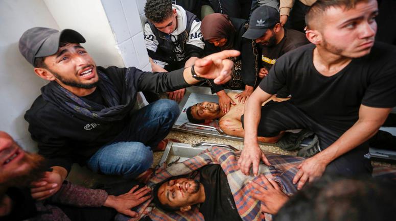 وداع وتشييع جثامين عدد من الشهداء الذين ارتقوا بنيران الاحتلال الإسرائيلي في مستشفى الأقصى في دير البلح وسط قطاع غزة