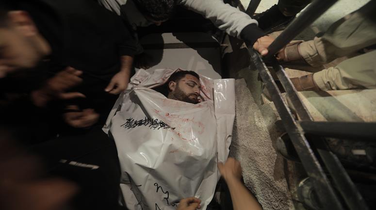 مواطنون يودعون جثمان الصحفي محمد وشاح، مراسل قناة الجزيرة، الذي ارتقى جراء غارة إسرائيلية استهدفته على شارع الرشيد غرب مدينة غزة