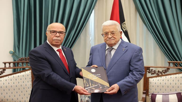 الرئيس محمود عباس، يتسلم التقرير السنوي للسلطة القضائية للعام 2024، الصادر عن مجلس القضاء الأعلى، خلال استقباله رئيس مجلس القضاء الأعلى محمد عبد الغني العويوي