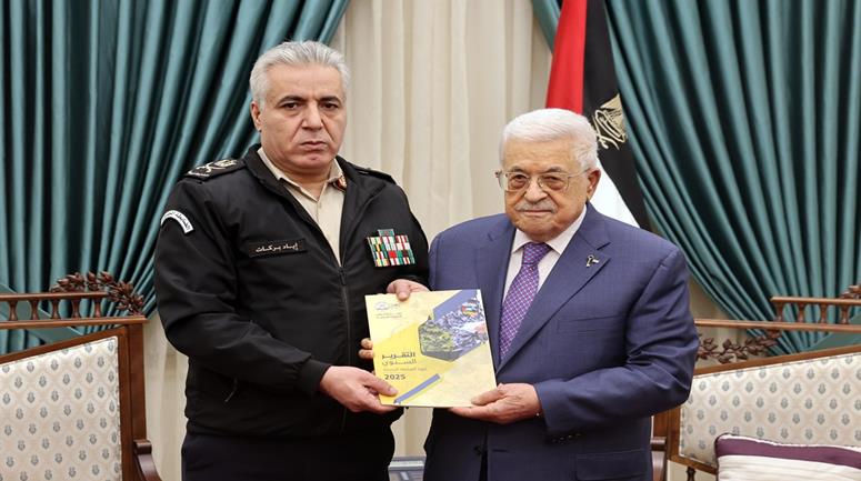 الرئيس محمود عباس، يتسلم التقرير السنوي من الضابطة الجمركية