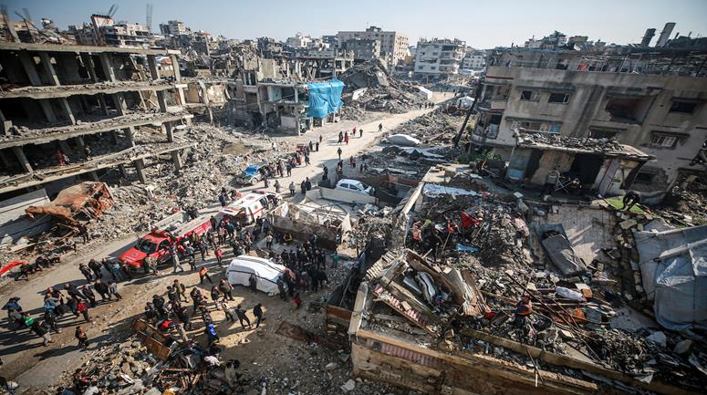 مواطنون يجرون عمليات بحث وانقاذ في مبنى سكني انهار في مخيم الشاطئ عقب هطول الأمطار