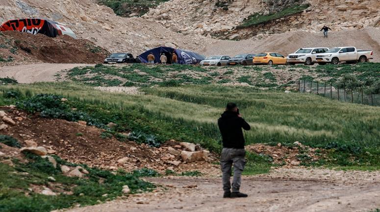 مستعمرون يقيمون بؤرة استعمارية جديدة في أراضي المواطنين قرب بلدة جبع جنوب جنين.