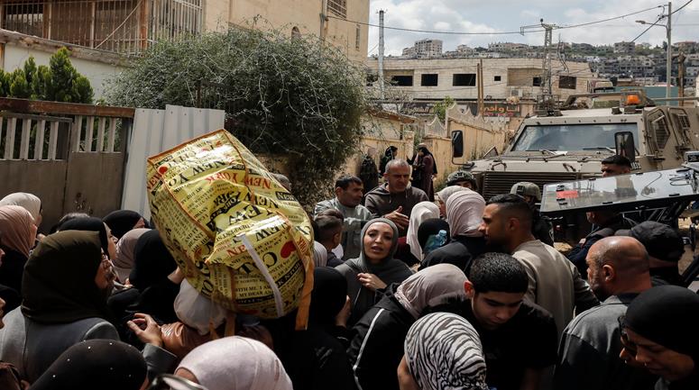 نازحون من مخيم جنين أثناء دخولهم إلى المخيم لأخذ بعض مقتنياتهم واحتياجاتهم الشخصية من منازلهم التي يقتحمها الاحتلال ويمنعهم من العودة إليها حتى الآن