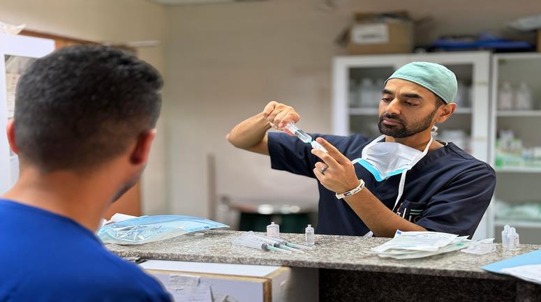 أطباء أجانب، ضمن وفد طبي وصل إلى قطاع غزة، يقدمون خدماتهم ويجرون عمليات جراحية للجرحى، ويتبادلون خبراتهم مع الأطباء والممرضات في مجمع ناصر الطبي بخان يونس