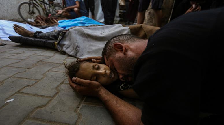 وصول عدد من الشهداء والجرحى جراء قصف الاحتلال إلى مستشفى الشفاء بغزة