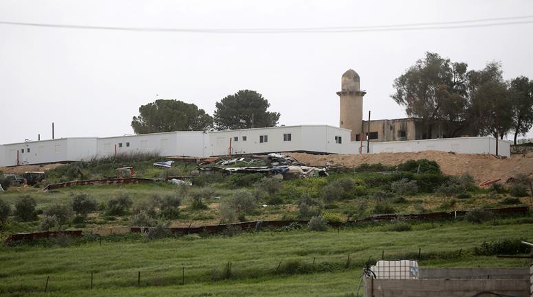 مستعمرون يقيمون منازل متنقلة ويرفعون الأعلام الإسرائيلية في مستعمرة صانور التي تم إخلاؤها عام 2005 شمال نابلس في الضفة الغربية