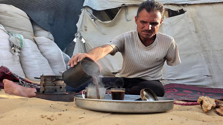 المواطن محمد النواجحة أصيب بجروح خطيرة وبترت ذراعه بقصف إسرائيلي ينتظر السفر خارج غزة لتركيب طرف صناعي