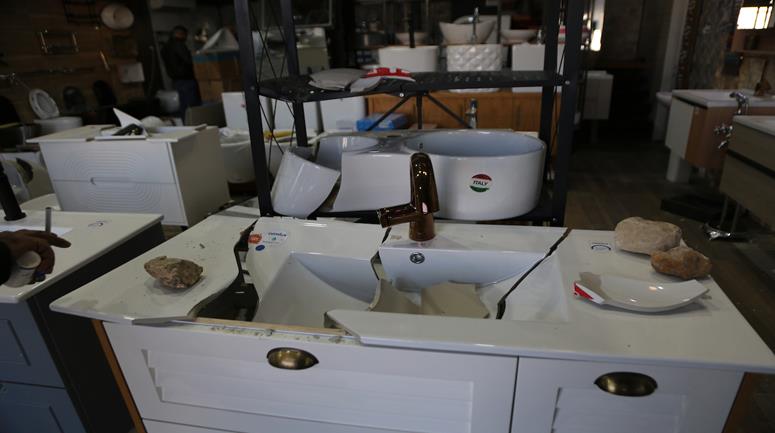 مواطنون يتفقدون أحد المحال التجارية بعد ان قامت مجموعة من المستعمرين بمهاجمته وتخريبه في قرية دير شرف غرب مدينة نابلس