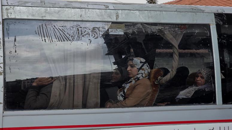 مجموعة  من المرضى والجرحى يغادرون قطاع غزة باتجاه معبر رفح الحدودي مع مصر للسفر للعلاج في الخارج