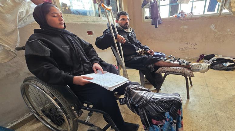 ريماس أبو لحية ووالدها مصابان بساقيهما برصاص الاحتلال، وينتظران السفر لاستكمال العلاج خارج غزة