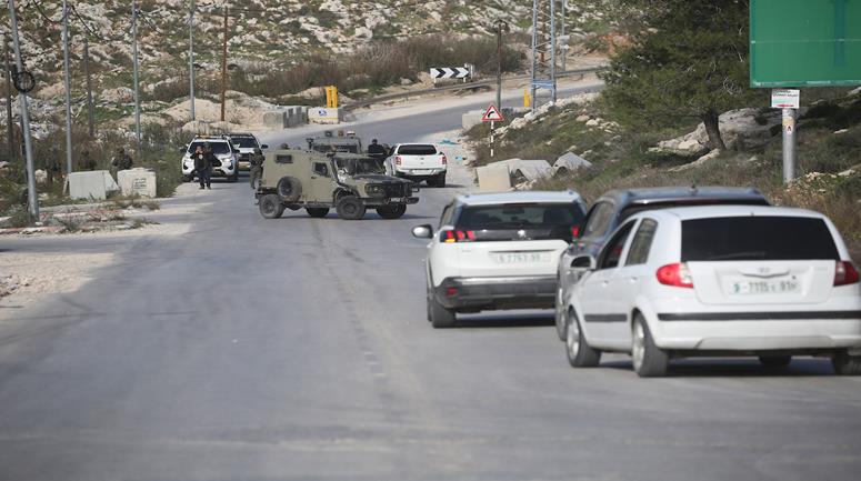 قوات الاحتلال تشدد من إجراءاتها العسكرية على الحواجز المحيطة بمدينة نابلس