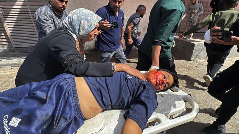 وصول عدد من الشهداء والجرحى جراء القصف الإسرائيلي إلى مستشفى الأقصى في دير البلح وسط قطاع غزة