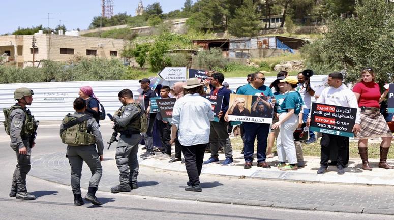 مسيرة نظمتها حركة "مقاتلون من أجل السلام" دعماً للأسرى الفلسطينيين في سجون الاحتلال، عند المدخل الشمالي لمدينة بيت جالا،
