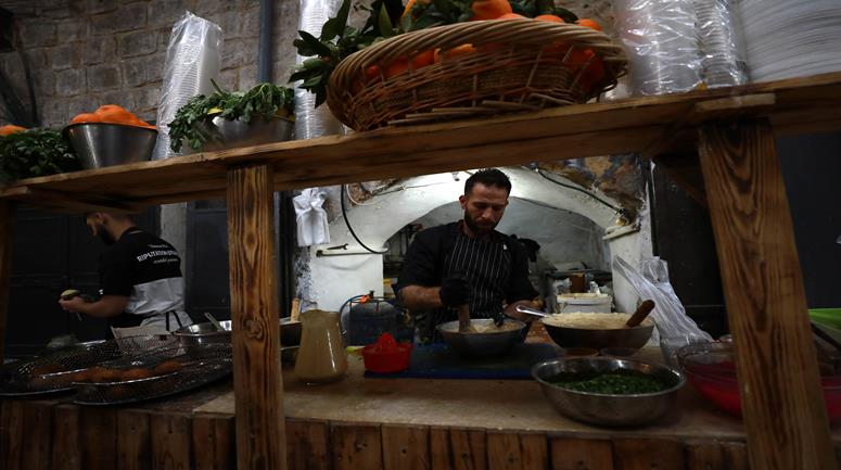 مواطنون وباعة في أسواق البلدة القديمة بمدينة نابلس خلال ثالث أيام شهر رمضان .