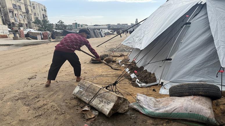 معاناة المواطنين مع دخول المنخفض الجوي في خان يونس