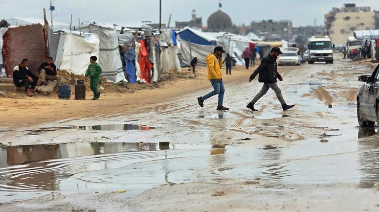 الامطار الغزيرة تفاقم معاناة النازحين في خان يونس