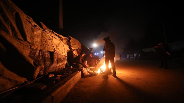 مشاهد ليلية لحياة النازحين في غزة وسط الدمار الذي خلّفه الاحتلال الإسرائيلي