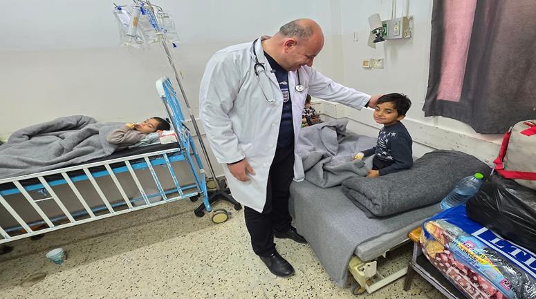 أطفال مصابون بالتهاب السحايا يتلقون العلاج في مستشفى ناصر وسط تحذيرات من تفش للمرض ونقص حاد في الأدوية