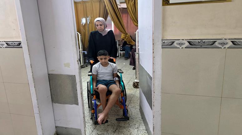 الطفل وليد أبو مصطفى يتلقى الرعاية في مجمع ناصر الطبي بخان يونس بعد تدهور حالته الصحية جراء إصابته بمرض الهيموفيليا، فيما تناشد عائلته تحويله للعلاج خارج القطاع لإنقاذ قدرته على المشي مجددا