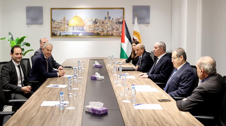 نائب رئيس دولة فلسطين، نائب رئيس اللجنة التنفيذية لمنظمة التحرير، حسين الشيخ يناقش مع توني بلير وممثل عن الحكومة الامريكية اخر التطورات بعد قرار مجلس الامن الدولي