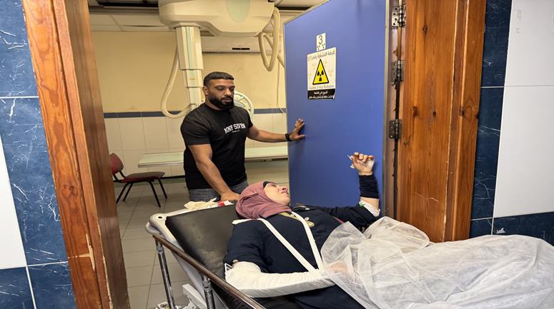 وصول صحفيين ومسعفين مصابين جراء اعتداء المستعمرين عليهم خلال تغطيتهم فعالية لقطف ثمار الزيتون في بلدة بيتا جنوب نابلس