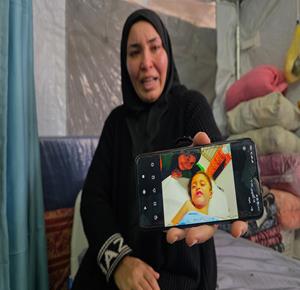 سحر الزطمة تعاني مع أطفالها اللذين أصيبا بالشلل والإعاقات الدائمة، داخل مستشفى الهلال الأحمر منذ ستة أشهر، جراء تعرضهم لقصف إسرائيلي استهدف خيمتهم في مواصي خان يونس.