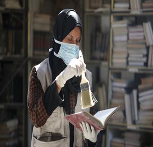 متطوعون يرممون كتبا تضررت جراء القصف الإسرائيلي في مكتبة الجامع العمري الكبير بمدينة غزة