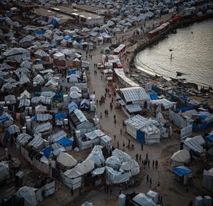 تكدس لخيام النازحين على شاطئ بحر غزة وسط دمار واسع خلفه العدوان الإسرائيلي