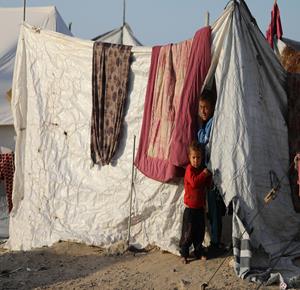 نازحون يعيشون ظروفا قاسية في الخيام على طول ساحل مدينة غزة