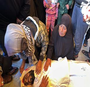 وداع وتشييع جثمان الشهيد عبد الرحمن الكاهن، 32 عاماً، في مستشفى ناصر بخان يونس