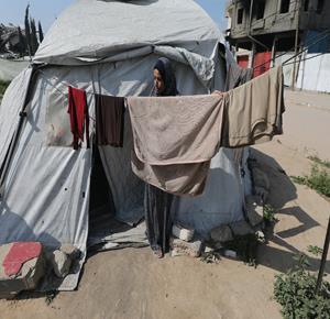 نازحون يعيشون في خيام مهترئة داخل مخيم البريج وسط قطاع غزة، ويقضون شهر رمضان في ظروف إنسانية صعبة وسط نقص حاد في الغذاء والمياه وغياب أبسط مقومات الحياة