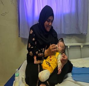 الرضيع محمد أحمد الخطيب، البالغ من العمر شهراً ونصف، يتلقى العلاج في مجمع ناصر الطبي بخان يونس بعد ان فقد إحدى قدميه جراء إصابته في قصف إسرائيلي أسفر أيضاً عن استشهاد والدته