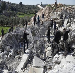 قوات الاحتلال تهدم منزلين في قرية بيت عوا غرب مدينة الخليل