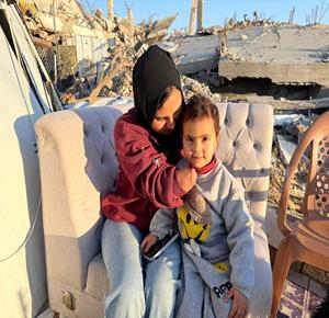  المواطنة نيبال الهسي (25 عامًا)، فقدت ذراعيها جراء قذيفة إسرائيلية خلال الحرب،تعيش مع ابنتها البالغة عامين في خيمة أُقيمت قرب أنقاض منزلها المدمر في جباليا شمال قطاع غزة