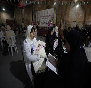 300 من حفظة القرآن الكريم من مصابي العدوان الإسرائيلي يشاركون في تلاوة القرآن غيباً خلال جلسة واحدة بين أنقاض المسجد العمري الكبير في مدينة غزة.