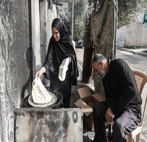 نازحون في خيام مؤقتة ومدارس الإيواء بمخيم البريج يكافحون من أجل البقاء وسط ظروف معيشية قاسية 