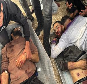 وصول شهداء وجرحى بنيران الاحتلال الإسرائيلي شرق مخيم المغازي إلى مستشفى الأقصى وسط قطاع غزة