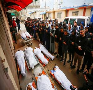 وداع وتشييع شهداء ارتقوا بقصف إسرائيلي في مخيم المغازي وسط قطاع غزة