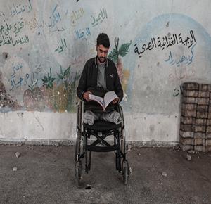 المعلّم سعيد خليل عزم (33 عامًا) أُصيب بجروح بالغة أدّت إلى بتر قدميه، جراء قصف إسرائيلي خلال الحرب على غزة، في مخيم البريج وسط قطاع غزة