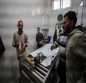 نقل جثمان الشهيدة الطفلة همسة نضال حوسو(12عاماً)بعد اصابتها بنيران إسرائيلية في جباليا إلى مستشفى الشفاء في مدينة غزة