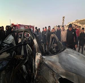 مواطنون يحاولون اخماد الحريق الذي نشب في مركبة الصحفي الشهيد محمد وشاح، مراسل قناة الجزيرة مباشر بعد ان استهدفتها طائرات الاحتلال الاسرائيلي غرب مدينة غزة