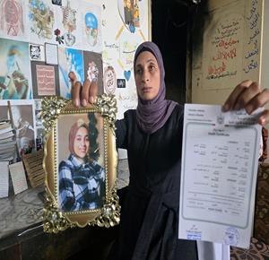 الأم تحرير أبو ماضي تنتظر تأكيدا رسميا بشأن مصير ابنتها ملك: إما شهيدة أو أسيرة، بعد صدور شهادة وفاة لها عقب اقتحام قوات الاحتلال الإسرائيلي منزل العائلة في خان يونس جنوب قطاع غزة