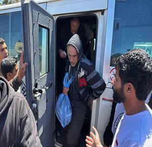 وصول 14 أسيراً إلى مستشفى شهداء الأقصى في دير البلح وسط قطاع غزة، عقب الإفراج عنهم من قبل قوات الاحتلال 