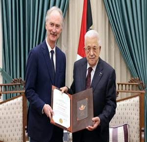  الرئيس محمود عباس، يمنح الدبلوماسي النرويجي جاير بدرسون، نجمة الصداقة من وسام الرئيس محمود عباس