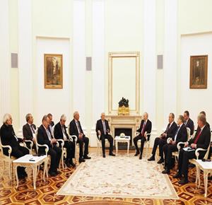 الرئيس محمود عباس،خلال لقائه رئيس روسيا الاتحادية فلاديمير بوتين،في لقاء قمة عقد في القصر الرئاسي بالعاصمة الروسية موسكو