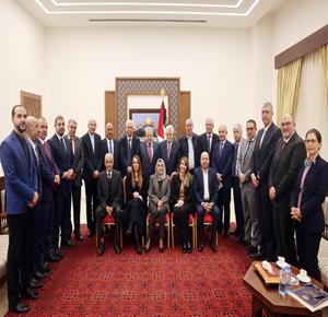 الرئيس محمود عباس  أثناء استقباله لجنة صياغة الدستور الفلسطيني المؤقت برئاسة رئيس اللجنة المستشار محمد الحاج قاسم، وأعضاء اللجنة.