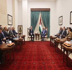 الرئيس محمود عباس يستقبل وكيل الأمين العام للأمم المتحدة للشؤون الإنسانية توم فليتشر.